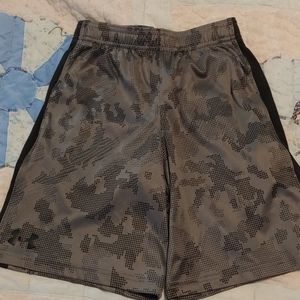 Boys UnderArmour Size Small Shorts